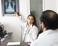 Las efermedades pulmonares obstructivas crónicas (EPOC) requieren de tratamiento. Las ocasionan el tabaquismo, enfermedades repetidas en las vías respiratorias, contaminación indirecta por humo de cigarro, entre otras causas