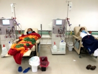 Pacientes en sesión de hemodiálisis en el hospital de nefrología