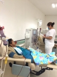 Paciente recibiendo tratamiento de hemodiálisis en clínica SERME