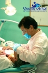 Dr. Javier Cámara Patrón, dentista especialista en ortodoncia y rehabilitación oral, atendiendo paciente.