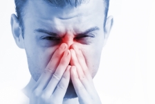 La rinitis alérgica se debe a varios factores en el ambiente como el polen y polvo que ocasionan estornudos, secreción nasal, lagrimeo, enrojecimiento y picazón en los ojos. Esta enfermedad es tratada por el otorrinolaringólogo.